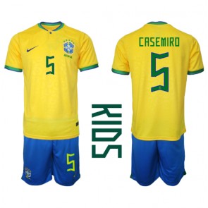 Brasilien Casemiro #5 Replika Babytøj Hjemmebanesæt Børn VM 2022 Kortærmet (+ Korte bukser)